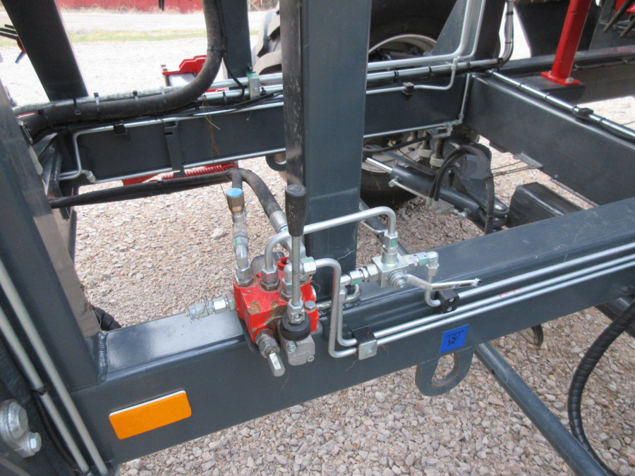 5338 Dewulf GBC carrot harvester with bunker