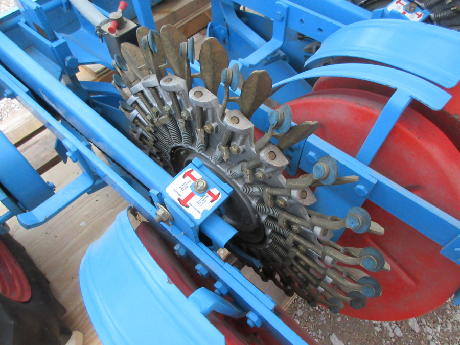 5345 Monosem super prefer transplanter 3 row for small trees, leek 
