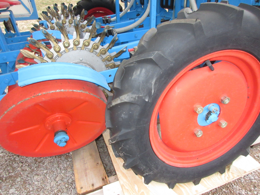 5345 Monosem super prefer transplanter 3 row for small trees, leek 