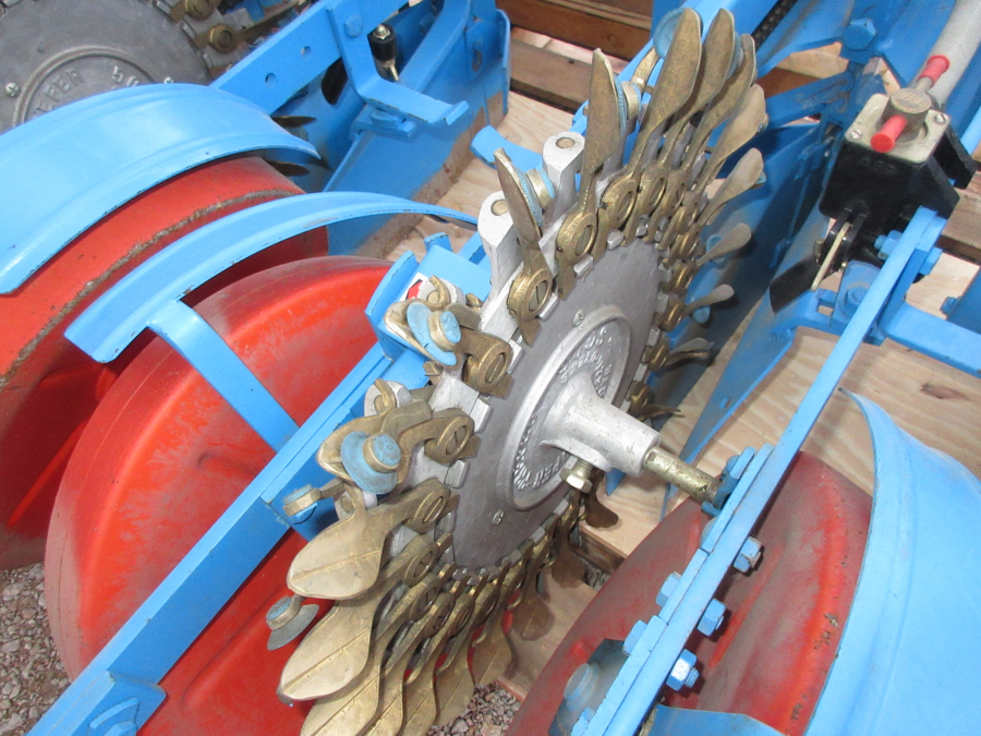 5345 Monosem super prefer transplanter 3 row for small trees, leek 