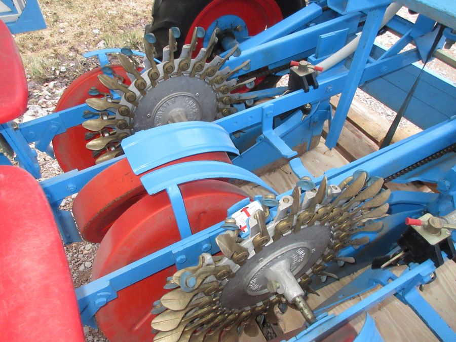 5345 Monosem super prefer transplanter 3 row for small trees, leek 