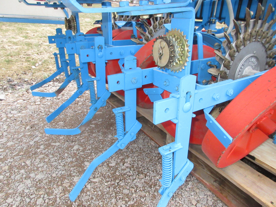 5345 Monosem super prefer transplanter 3 row for small trees, leek 