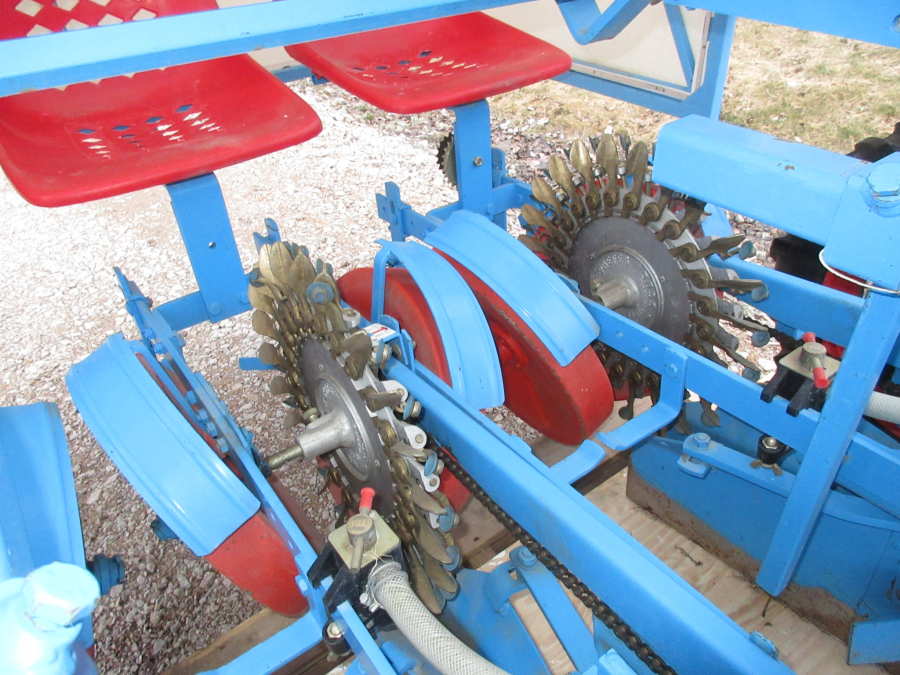 5345 Monosem super prefer transplanter 3 row for small trees, leek 