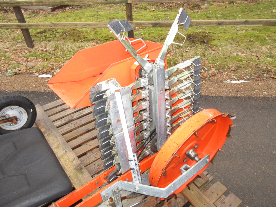 5385 Checchi & Magli Fox leek transplanter