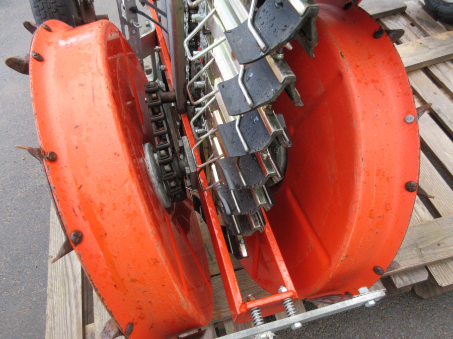 5385 Checchi & Magli Fox leek transplanter
