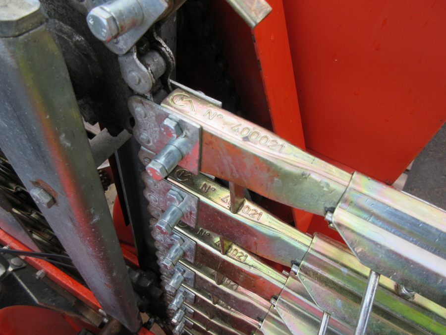 5385 Checchi & Magli Fox leek transplanter