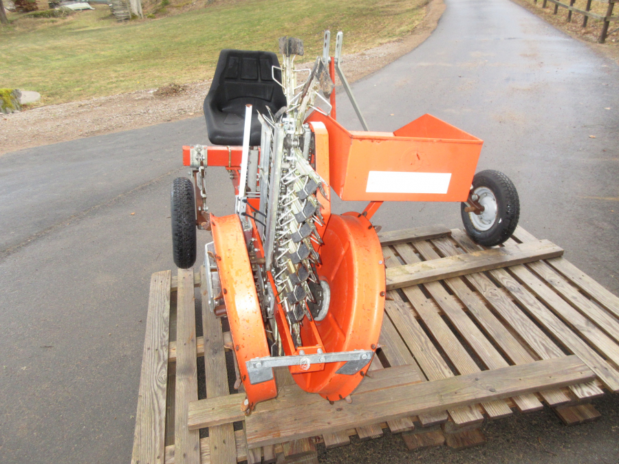 5385 Checchi & Magli Fox leek transplanter