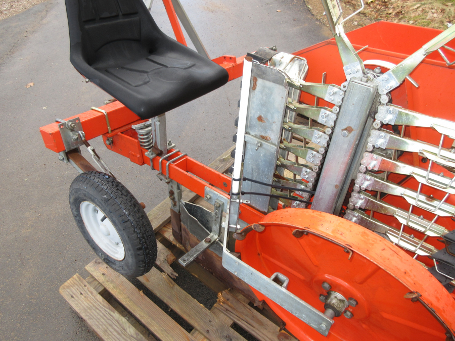 5385 Checchi & Magli Fox leek transplanter