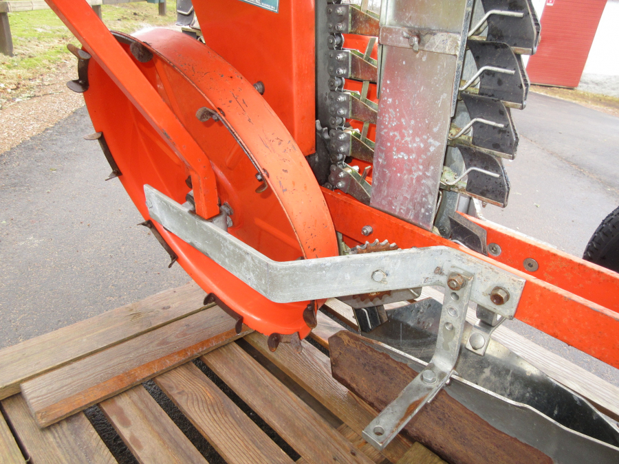 5385 Checchi & Magli Fox leek transplanter