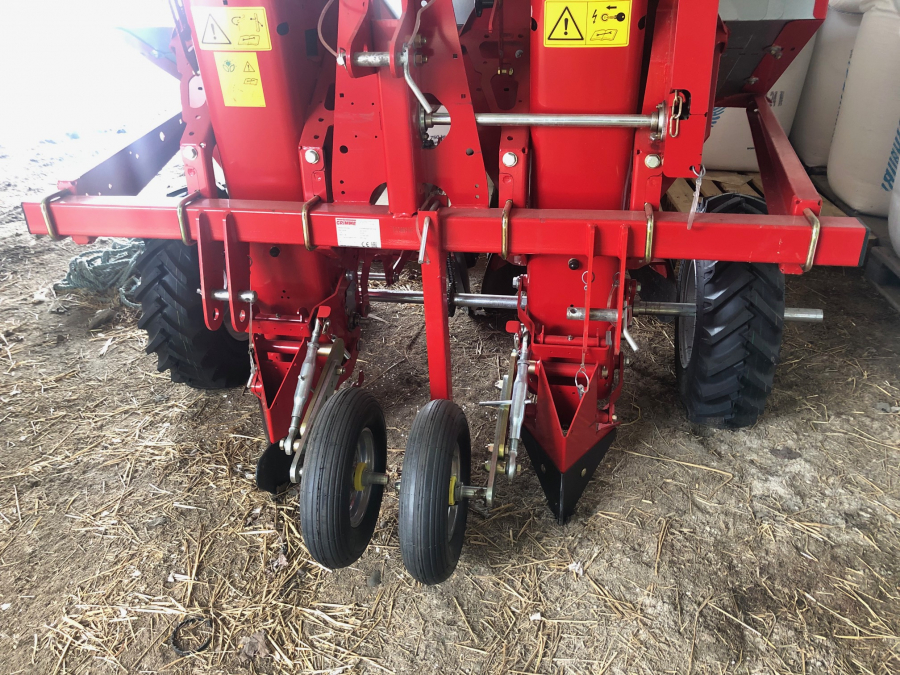 5458 Grimme GL32E potato planter