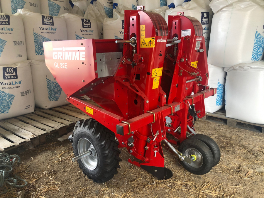 5458 Grimme GL32E potato planter