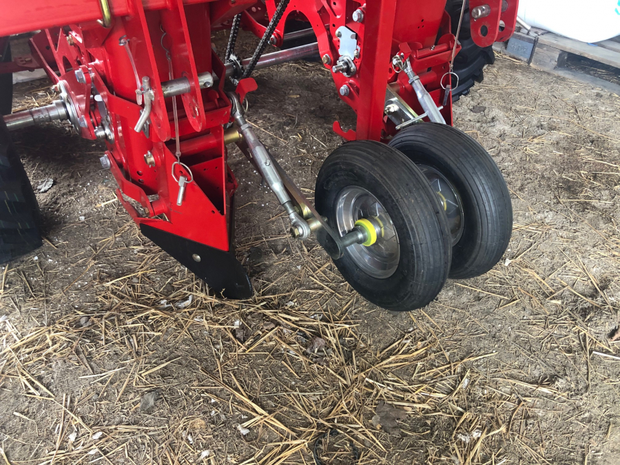 5458 Grimme GL32E potato planter