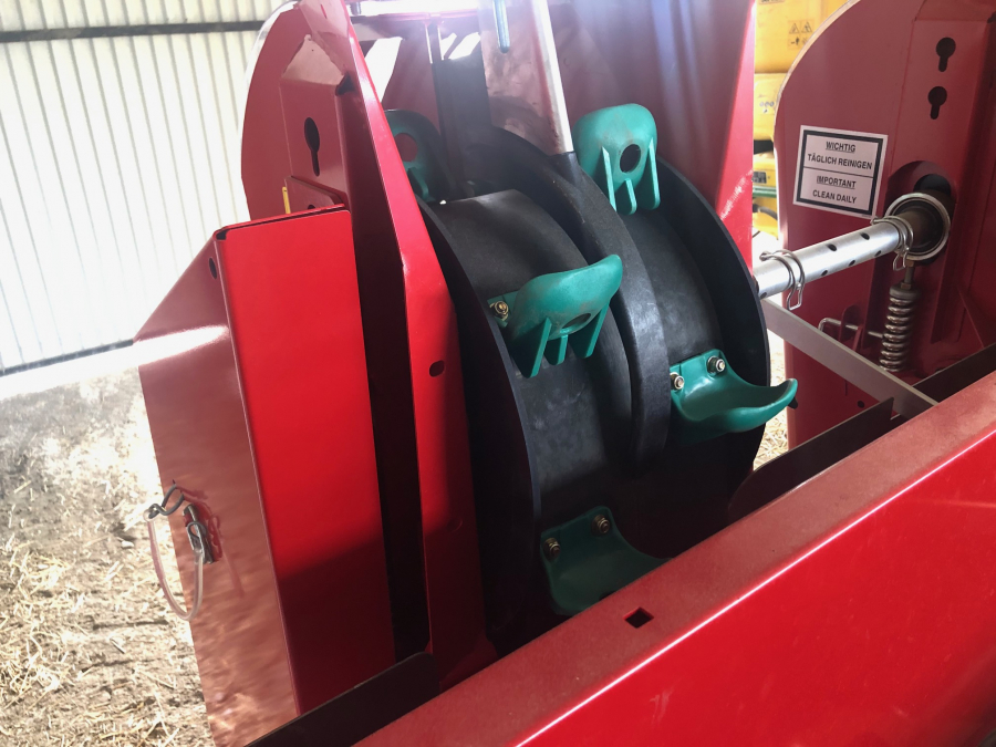 5458 Grimme GL32E potato planter