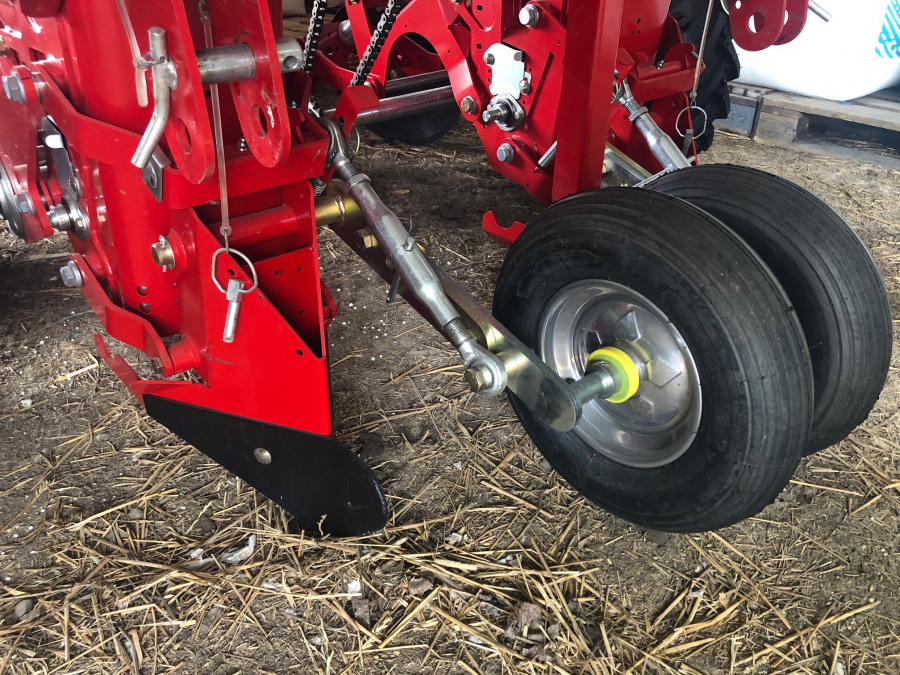 5458 Grimme GL32E potato planter