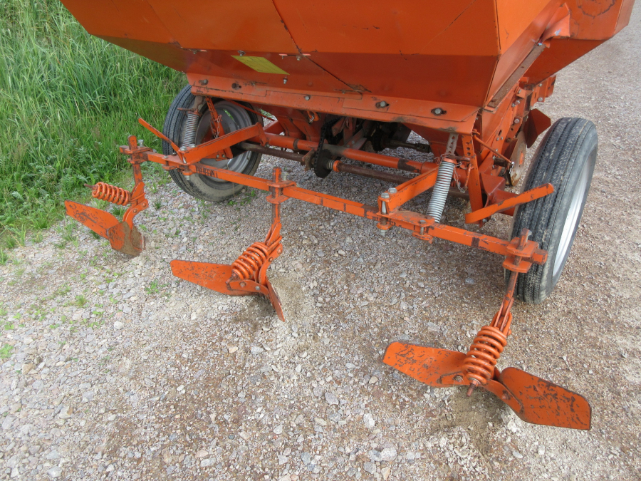 5459 Underhaug UN1400 potato planter