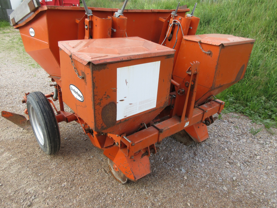 5459 Underhaug UN1400 potato planter