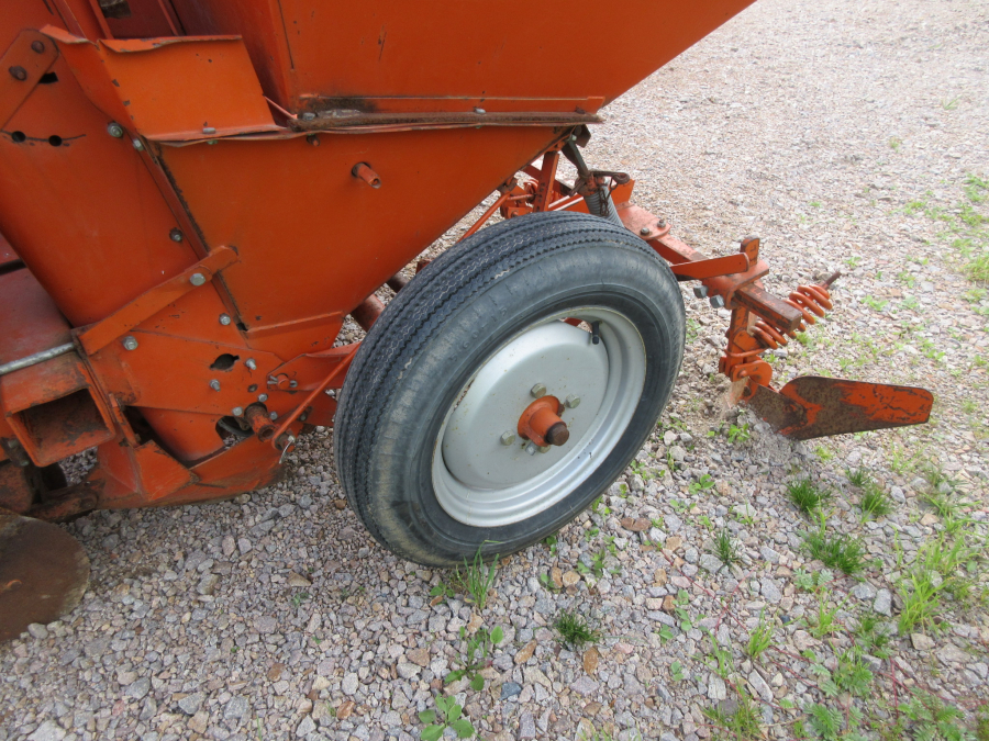 5459 Underhaug UN1400 potato planter