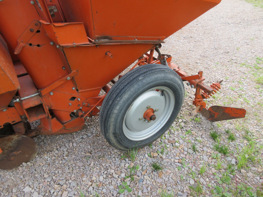 5459 Underhaug UN1400 potato planter
