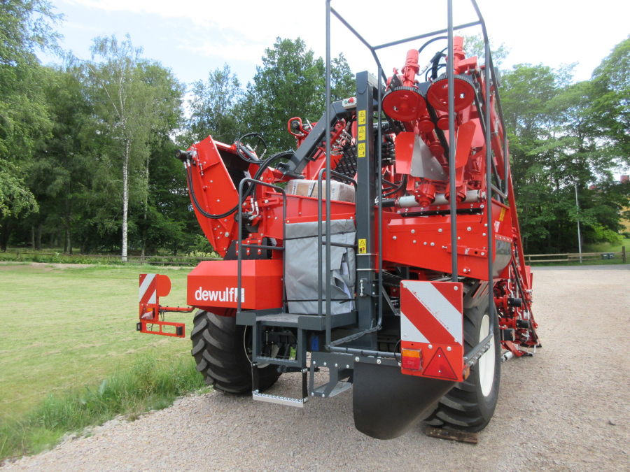 5481 Dewulf GBC carrot harvester with bunker