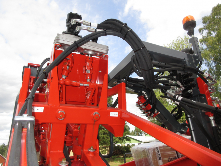 5481 Dewulf GBC carrot harvester with bunker