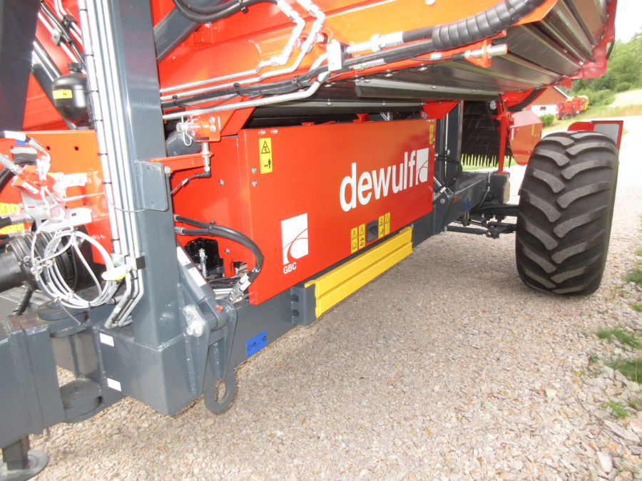 5481 Dewulf GBC carrot harvester with bunker