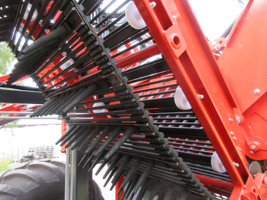 5481 Dewulf GBC carrot harvester with bunker