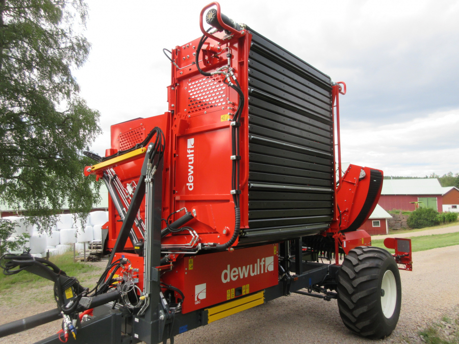 5481 Dewulf GBC carrot harvester with bunker