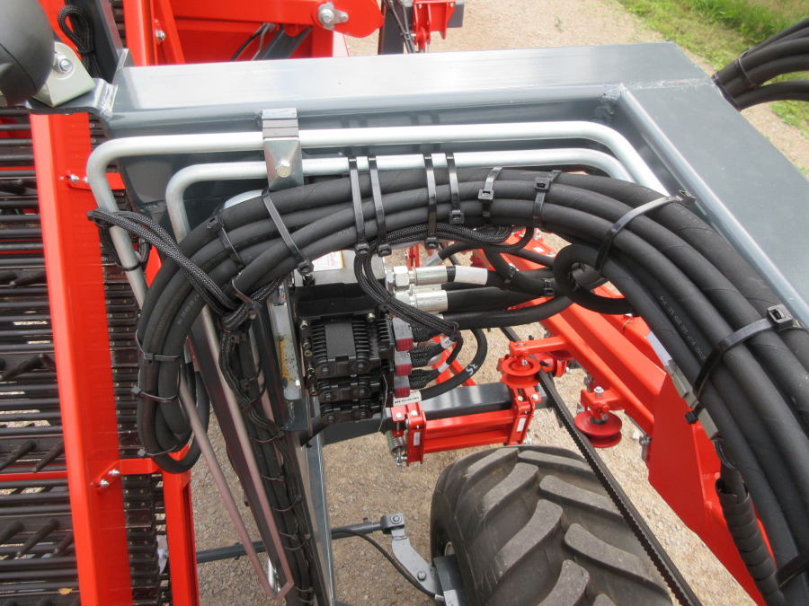 5481 Dewulf GBC carrot harvester with bunker