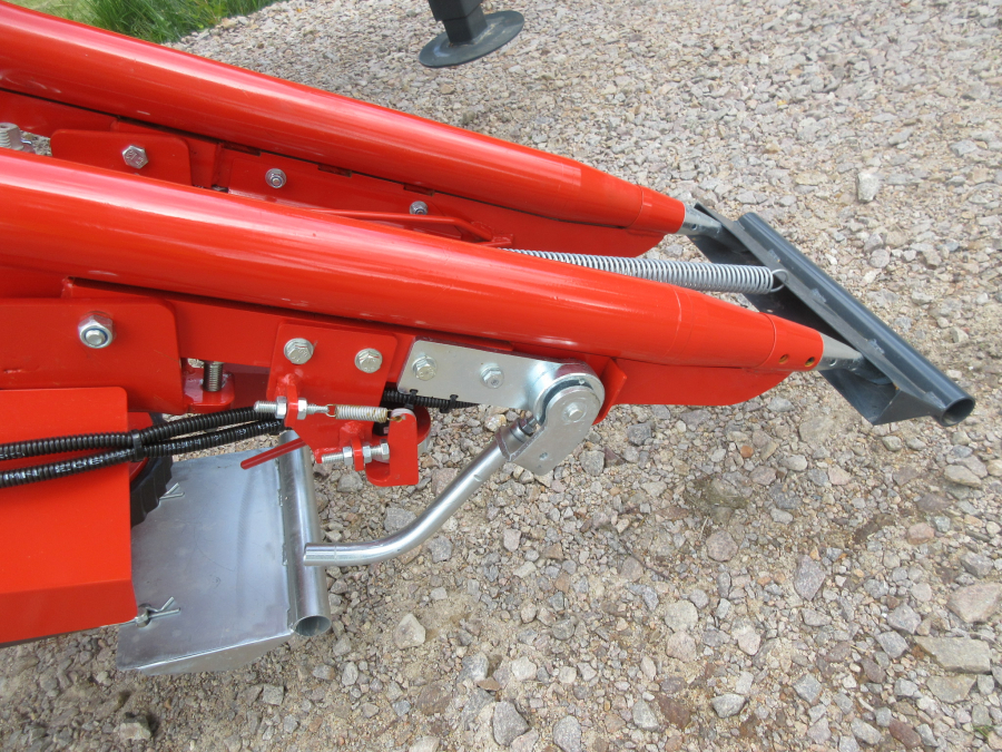 5481 Dewulf GBC carrot harvester with bunker