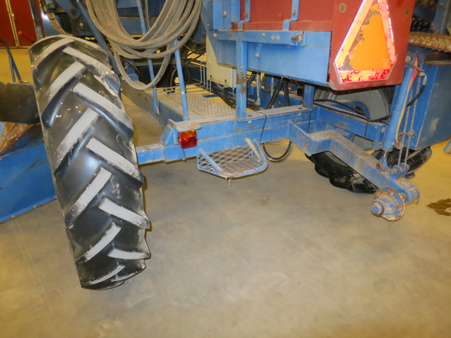5490 Asa-Lift carrot harvester with bunker