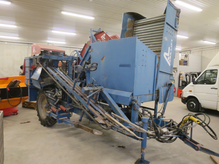 5490 Asa-Lift carrot harvester with bunker