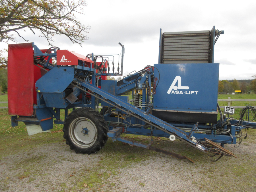 5501 Asa-Lift carrot harvester T90B with bunker