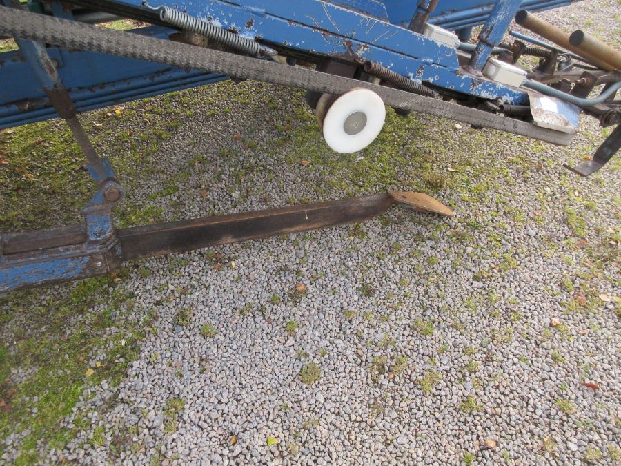 5501 Asa-Lift carrot harvester T90B with bunker
