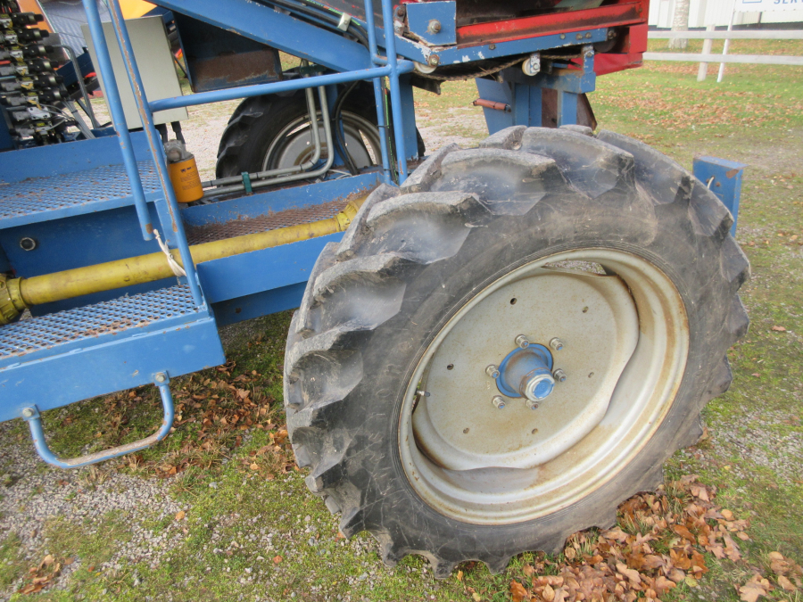 5501 Asa-Lift carrot harvester T90B with bunker