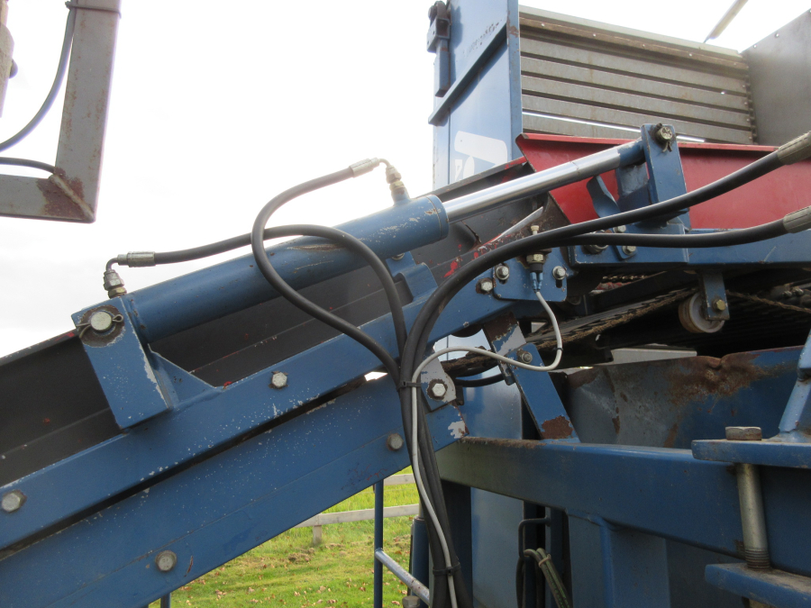 5501 Asa-Lift carrot harvester T90B with bunker