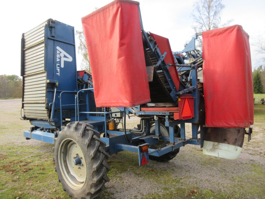 5501 Asa-Lift carrot harvester T90B with bunker