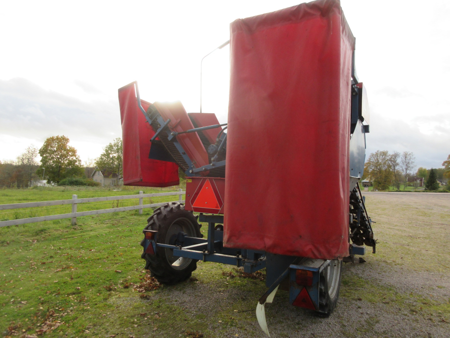 5501 Asa-Lift carrot harvester T90B with bunker