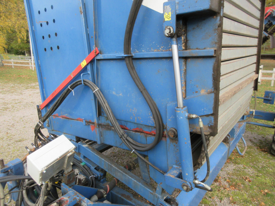 5501 Asa-Lift carrot harvester T90B with bunker