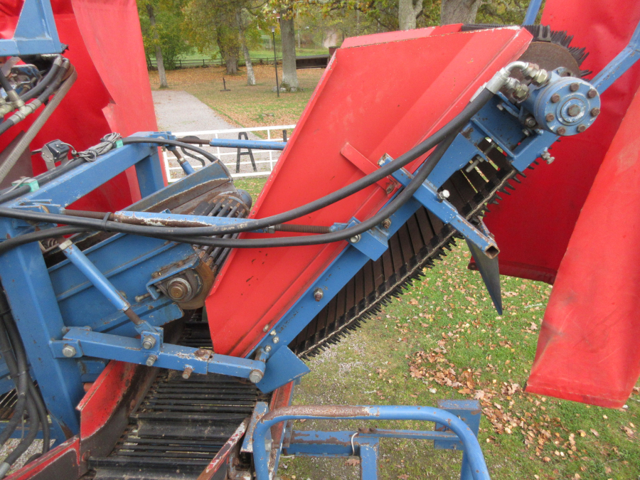 5501 Asa-Lift carrot harvester T90B with bunker