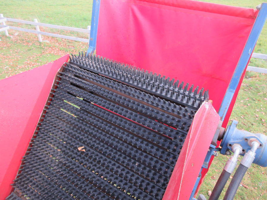 5501 Asa-Lift carrot harvester T90B with bunker