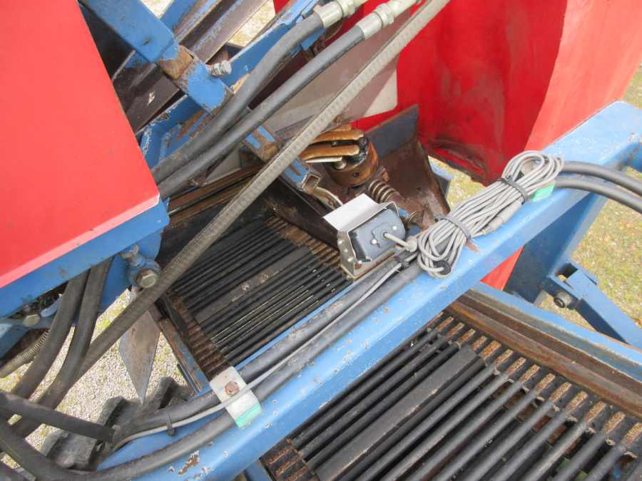 5501 Asa-Lift carrot harvester T90B with bunker