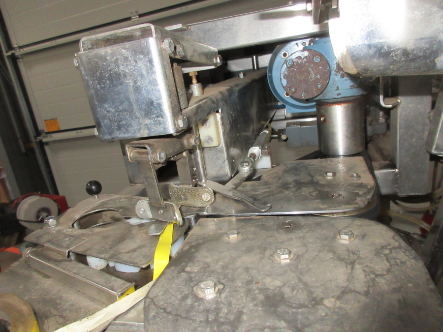 5504 Newtec 2000 with G45 tape twister bagger