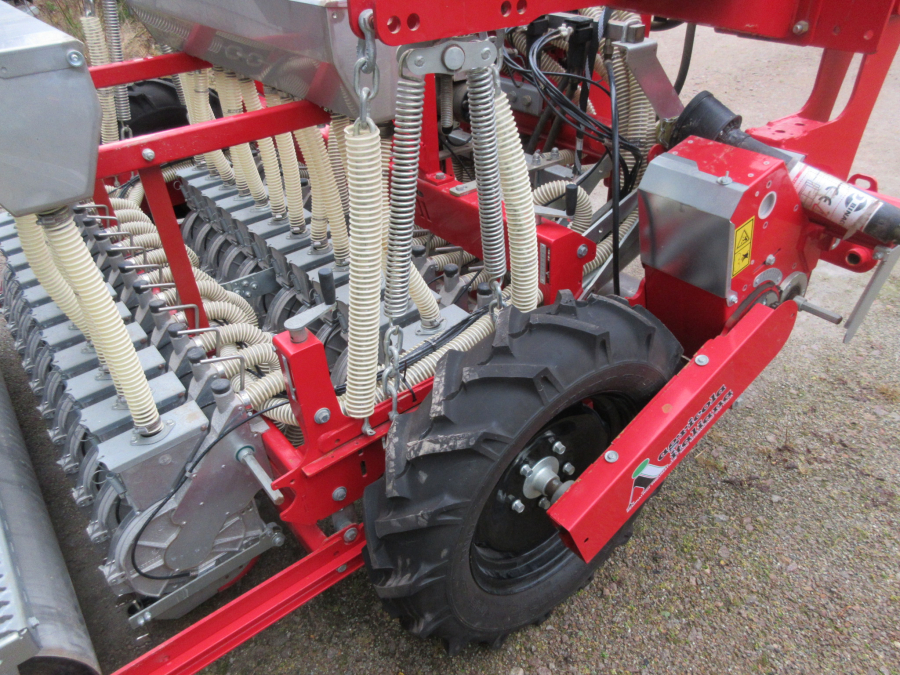 5511 Agricola Italiana AI-640 SNT precision seeder