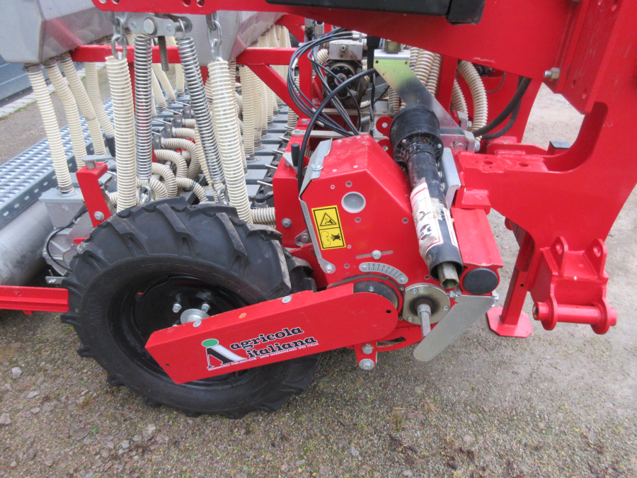 5511 Agricola Italiana AI-640 SNT precision seeder