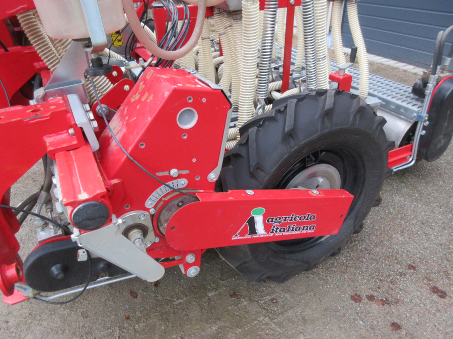 5511 Agricola Italiana AI-640 SNT precision seeder