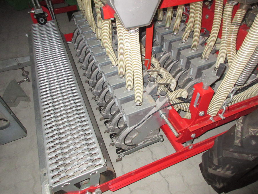 5511 Agricola Italiana AI-640 SNT precision seeder