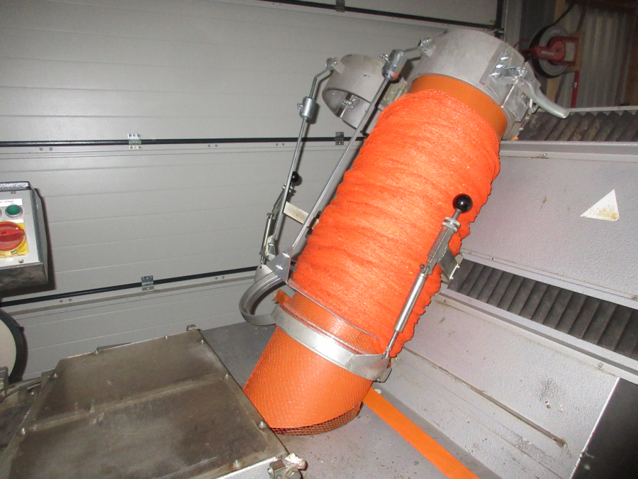 5516 C-Pack VAC 929 Net clipper automatic net bagger