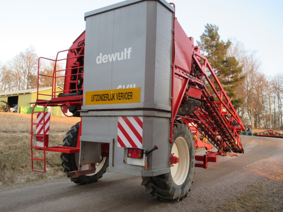 5528 Dewulf GKII carrot harvester 2 row with elevator