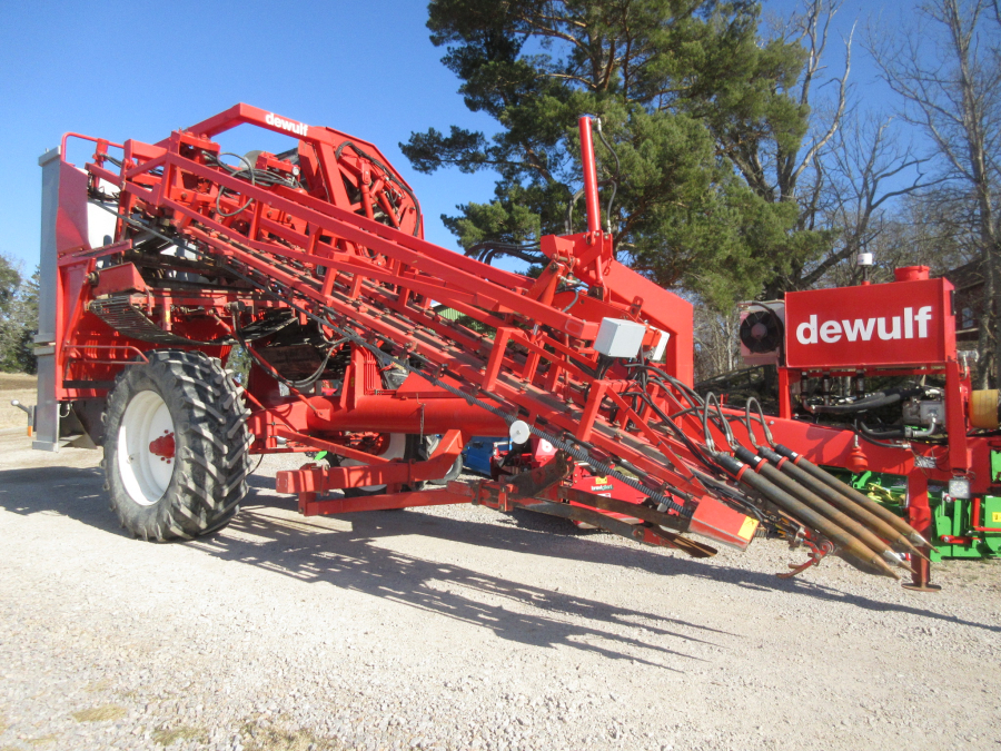 5528 Dewulf GKII carrot harvester 2 row with elevator