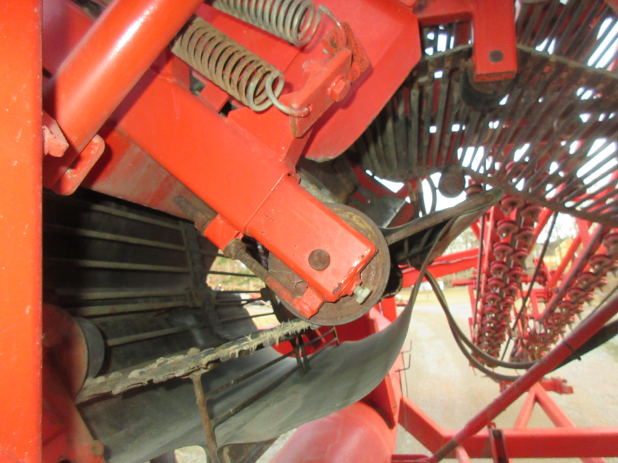 5528 Dewulf GKII carrot harvester 2 row with elevator